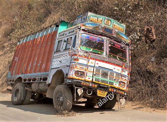 india-manipur-transport-truck-with-broken-back-axle-broken-down-on-CBDPWW